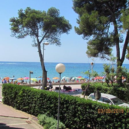 Apartamentos Alquihouse Vilafortuny กัมบริลส์ ภายนอก รูปภาพ