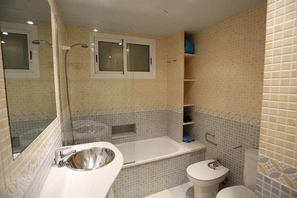 Apartamentos Alquihouse Vilafortuny กัมบริลส์ ห้อง รูปภาพ